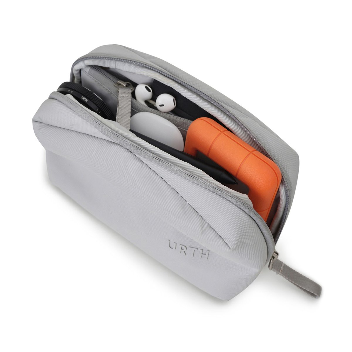 Urth Zeolite Tech Organiser(Aschgrau) - Anwendungsbeispiel der geöffneten Urth Tech-Pouch mit Zubehör. Urth Zeolite Tech Organiser(Aschgrau) - Anwendungsbeispiel der geöffneten Urth Tech-Pouch mit Zubehör.