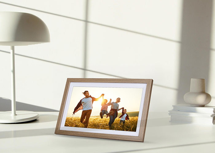 Digitaler Rollei Smart Frame 152 steht auf einem Tisch im Sonnenlicht
