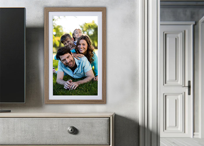 Rollei Smart Frame 212 in Holzoptik Eiche, großer digitaler Bilderrahmen an Ziegelwand