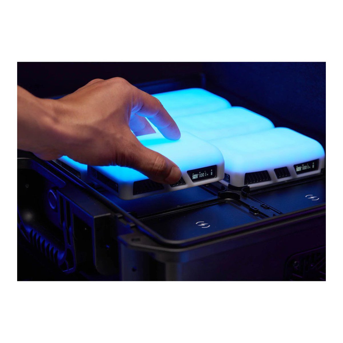 Godox C5R-K8 Mobile RGB LED 8 Light Kit with Charging Case - Anwendungsbeispiel: Hand platziert blau leuchtendes LED-Videolicht im Ladecase.