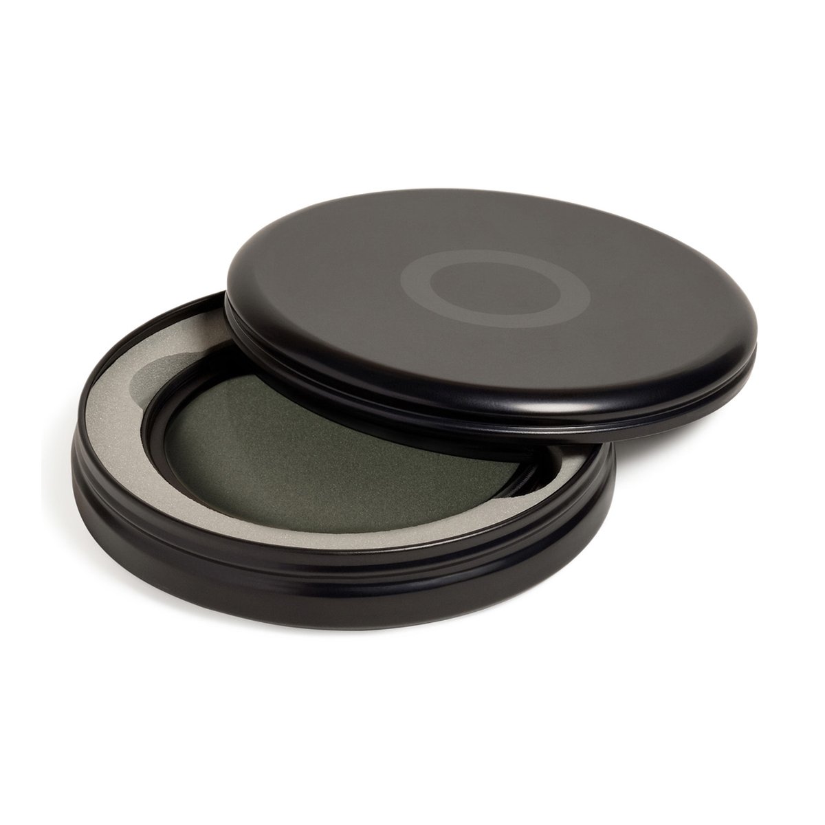 Urth 39mm Ethereal ⅛ Black Mist Objektivfilter (Plus+) - Geöffnete schwarze runde Produktverpackung mit Oakley Logo und grauer Innenpolsterung