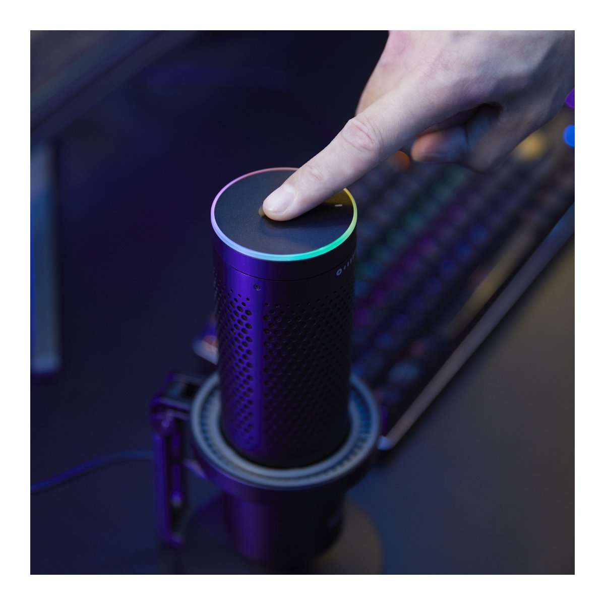 Godox RGB USB Condenser Microphone (w/ app control) EM68G - Anwendungsbeispiel: Hand drückt Taste auf der Oberseite des Mikrofons mit leuchtendem RGB-Ring.