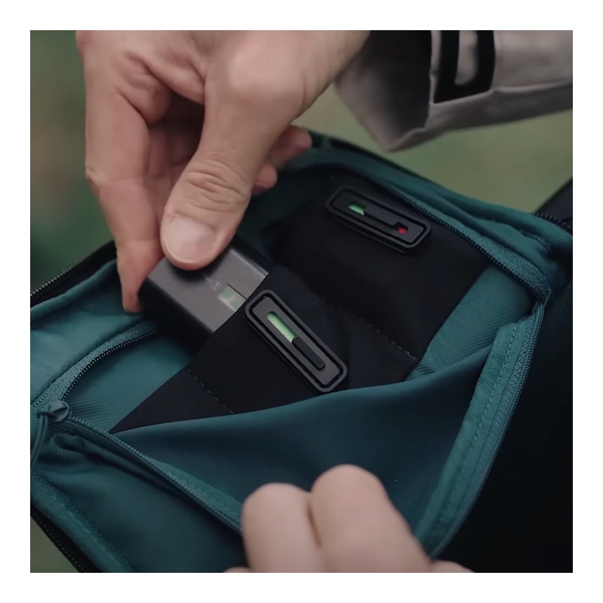 PGYTECH OneMo 2 Backpack 25L (Space Black) - Anwendungsbeispiel: Gerät wird in Tasche mit Ladeanzeigen verstaut