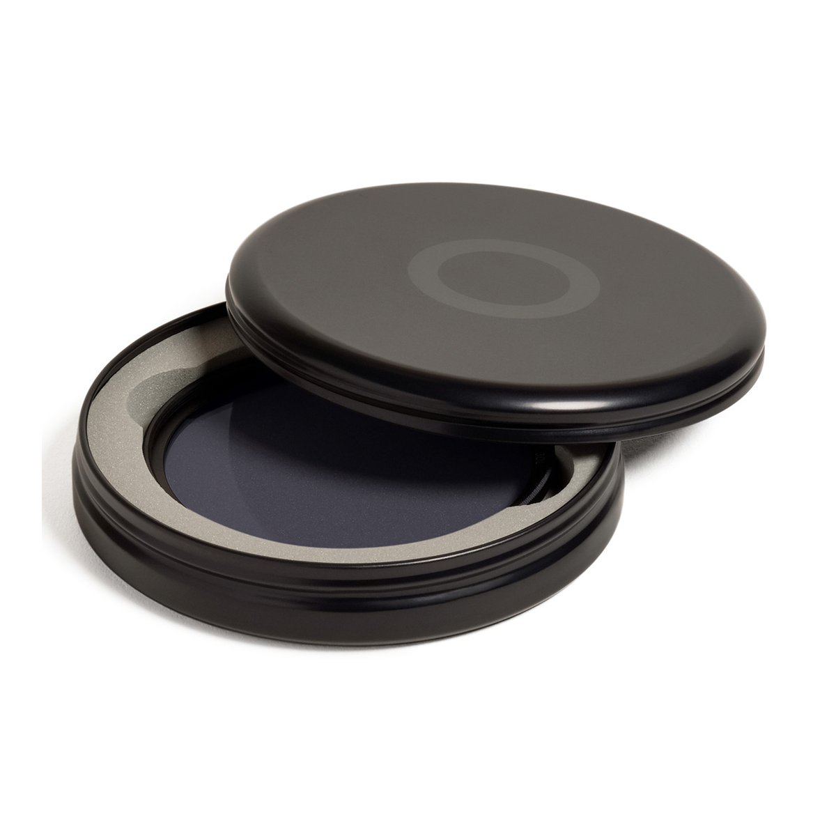 Urth 77mm Neutral Nachtfilter (Plus+) - DETAILANSICHT PRODUKTVERPACKUNG: Offenes rundes schwarzes Etui mit Linse und Schaumstoffpolsterung. Urth 77mm Neutral Nachtfilter (Plus+) - DETAILANSICHT PRODUKTVERPACKUNG: Offenes rundes schwarzes Etui mit Linse und Schaumstoffpolsterung.