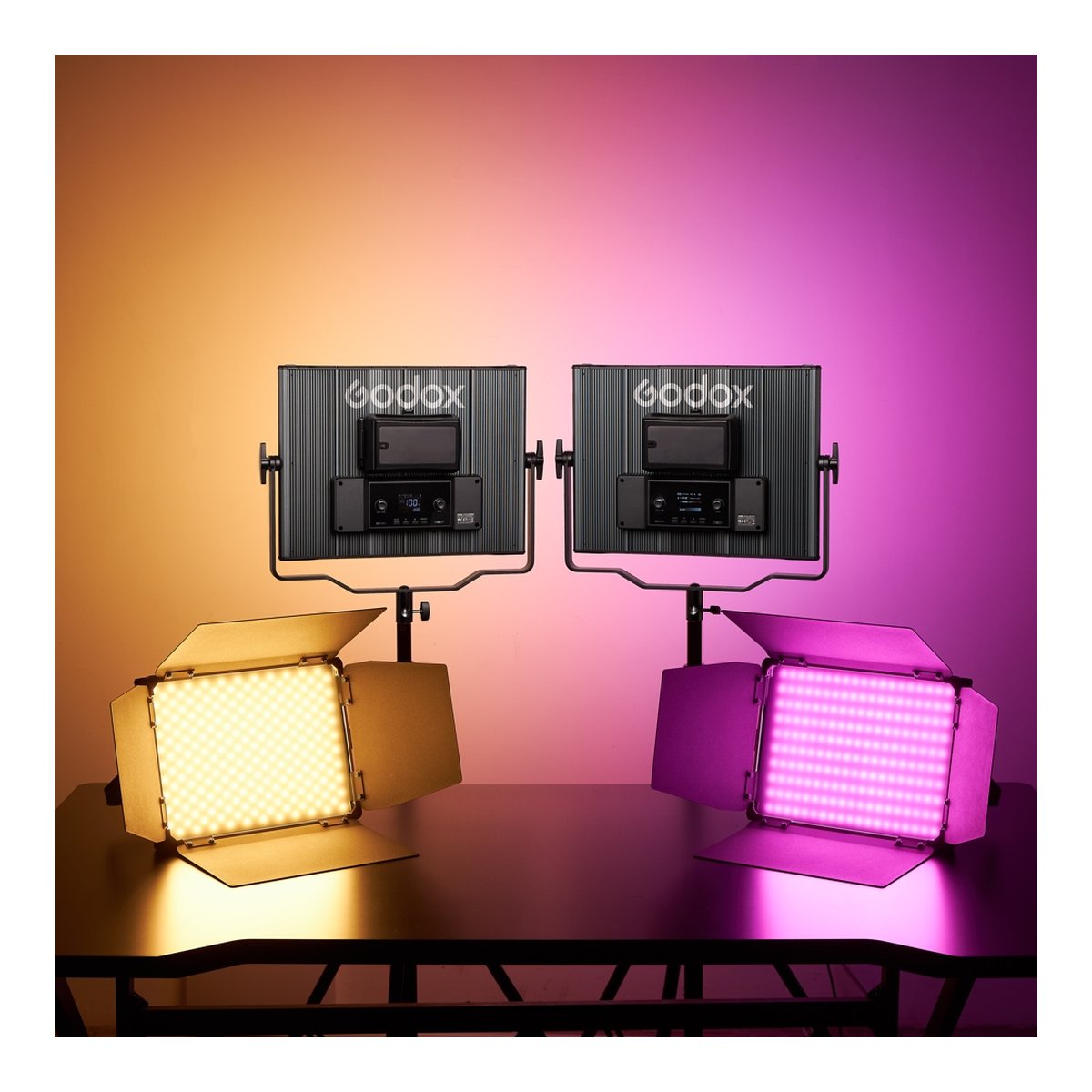 Godox LDX100R Panel Light RGBWW - Anwendungsbeispiel: Godox LED-Leuchten-Set, leuchtend in Gelb und Lila, Rückansicht der Steuerung.