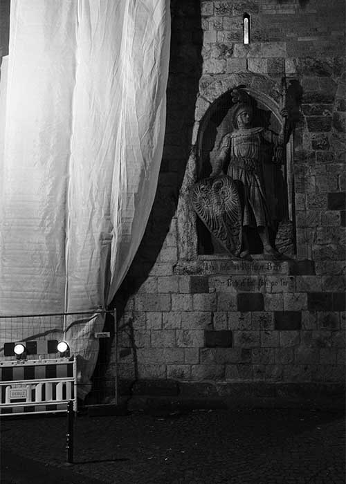 Schwarzweißaufnahme einer Statue fotografiert mit der Fujifilm X-T30 III