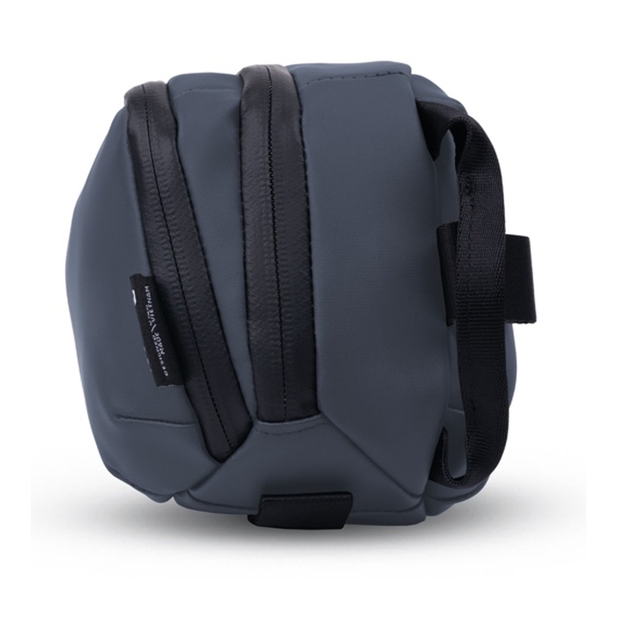 WANDRD Tech Bag Large Aegean Blue - Seitenansicht der grauen Tasche mit Reißverschlüssen und Befestigungsschlaufen. WANDRD Tech Bag Large Aegean Blue - Seitenansicht der grauen Tasche mit Reißverschlüssen und Befestigungsschlaufen.