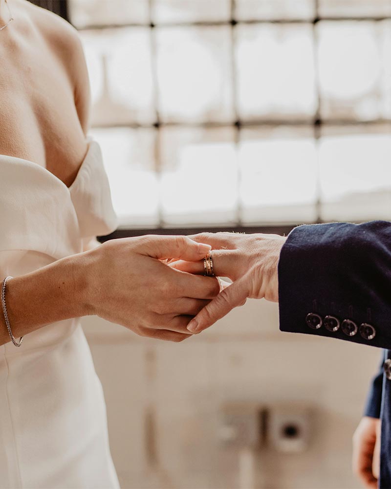 Ehering wird angesteckt – emotionaler Moment der Trauung Nahaufnahme vom Anstecken des Eherings – klassisches Motiv in der Hochzeitsfotografie