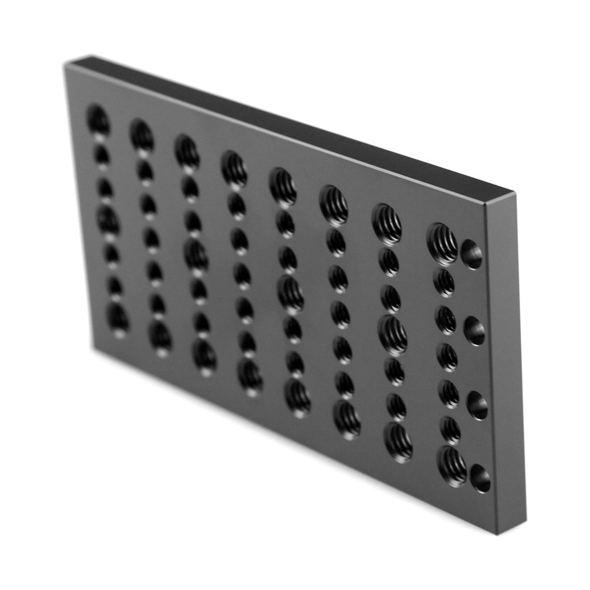 SmallRig 1092 Cheese Platte mit 1/4"-20 und 3/8"-16 Löchern - Schräge Detailansicht der schwarzen Montageplatte mit Gewinde- und Durchgangsbohrungen