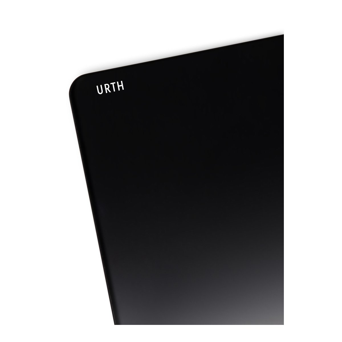 Urth 100 x 150mm Soft Graduated ND8 (3 Stop) Filter (Plus+) - Detailansicht: Urth Logo auf schwarzer Oberfläche. Urth 100 x 150mm Soft Graduated ND8 (3 Stop) Filter (Plus+) - Detailansicht: Urth Logo auf schwarzer Oberfläche.