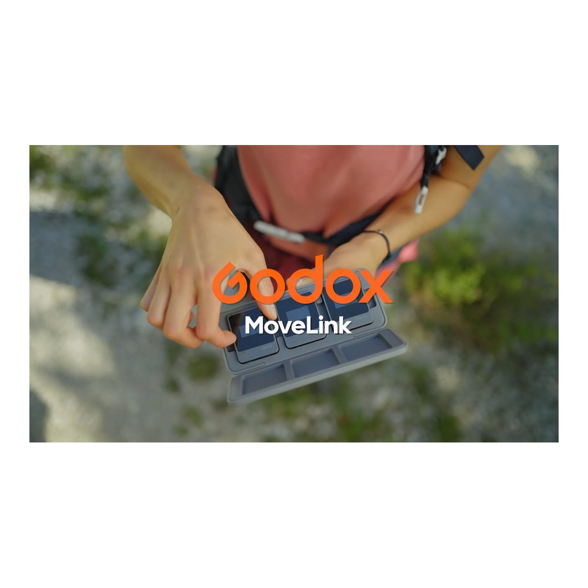 Godox MoveLink M1 - Anwendungsbeispiel: Person hält Godox MoveLink Ladecase mit Modulen.