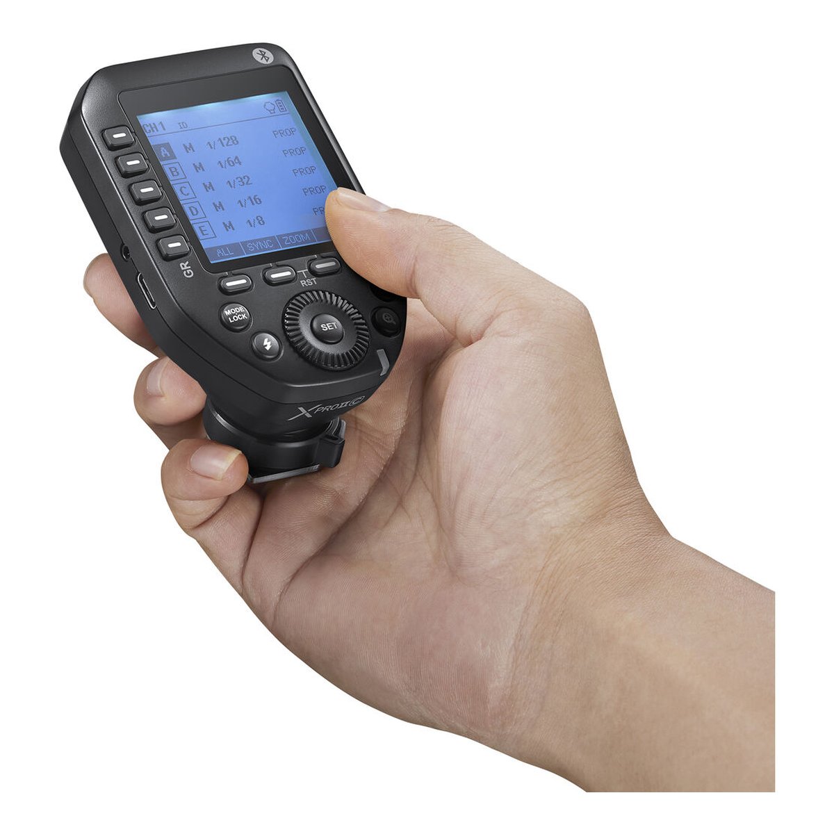Godox Speedlite V1 Sony X-PRO II Trigger Accessories Kit - Anwendungsbeispiel: Hand hält Produkt, Display mit Einstellungen sichtbar.
