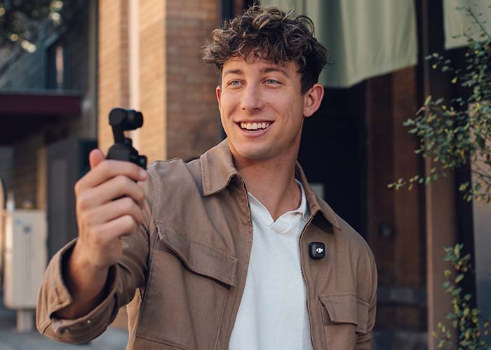 Content Creator nutzt DJI Mic 3 Wireless Mikrofon mit Osmo Pocket Kamera für Vlogging