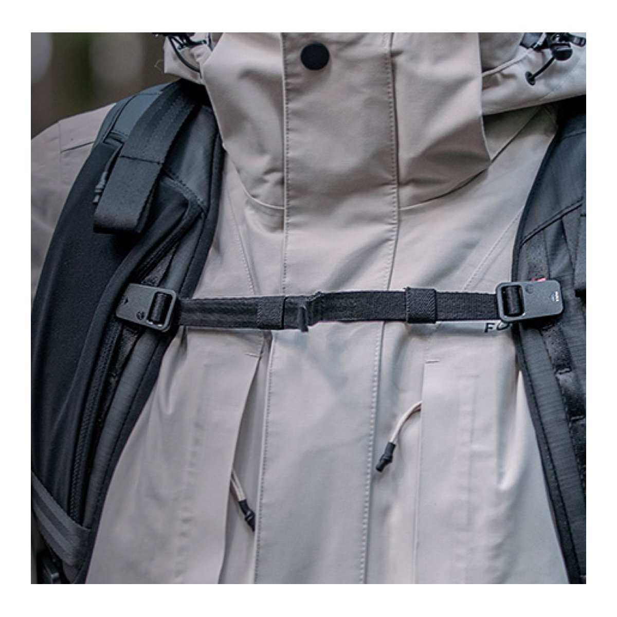 PGYTECH OneMo 2 Backpack 25L (Space Black) - Anwendungsbeispiel: Befestigter Brustgurt des Rucksacks
