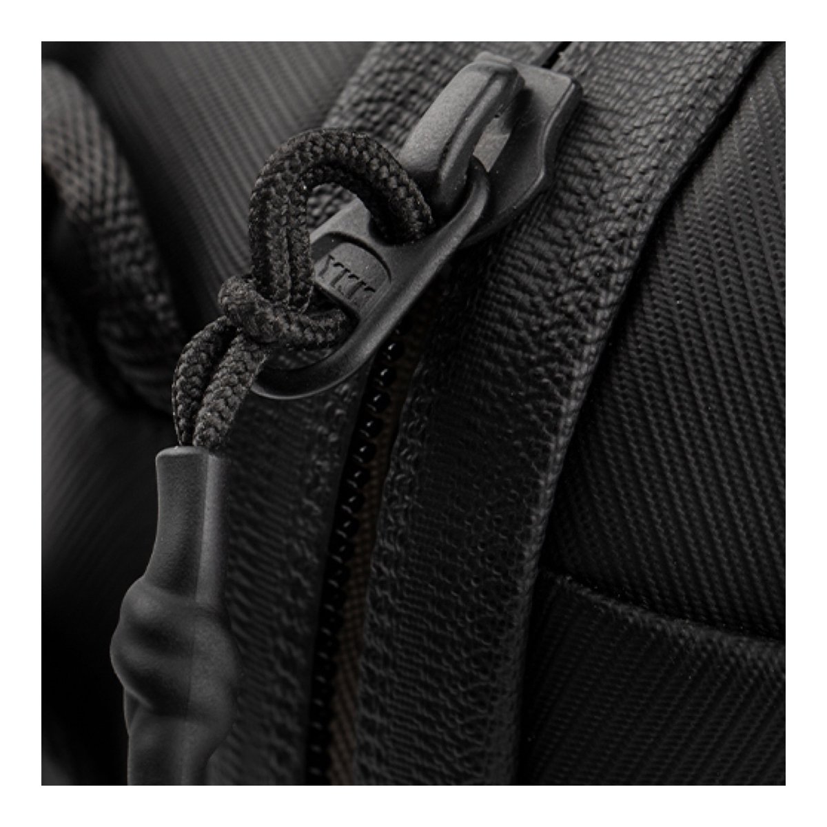 PGYTECH Tech Pouch(Moss Green) - Detailansicht: Schwarzer YKK-Reißverschluss mit Kordelzug und Gummigriff.