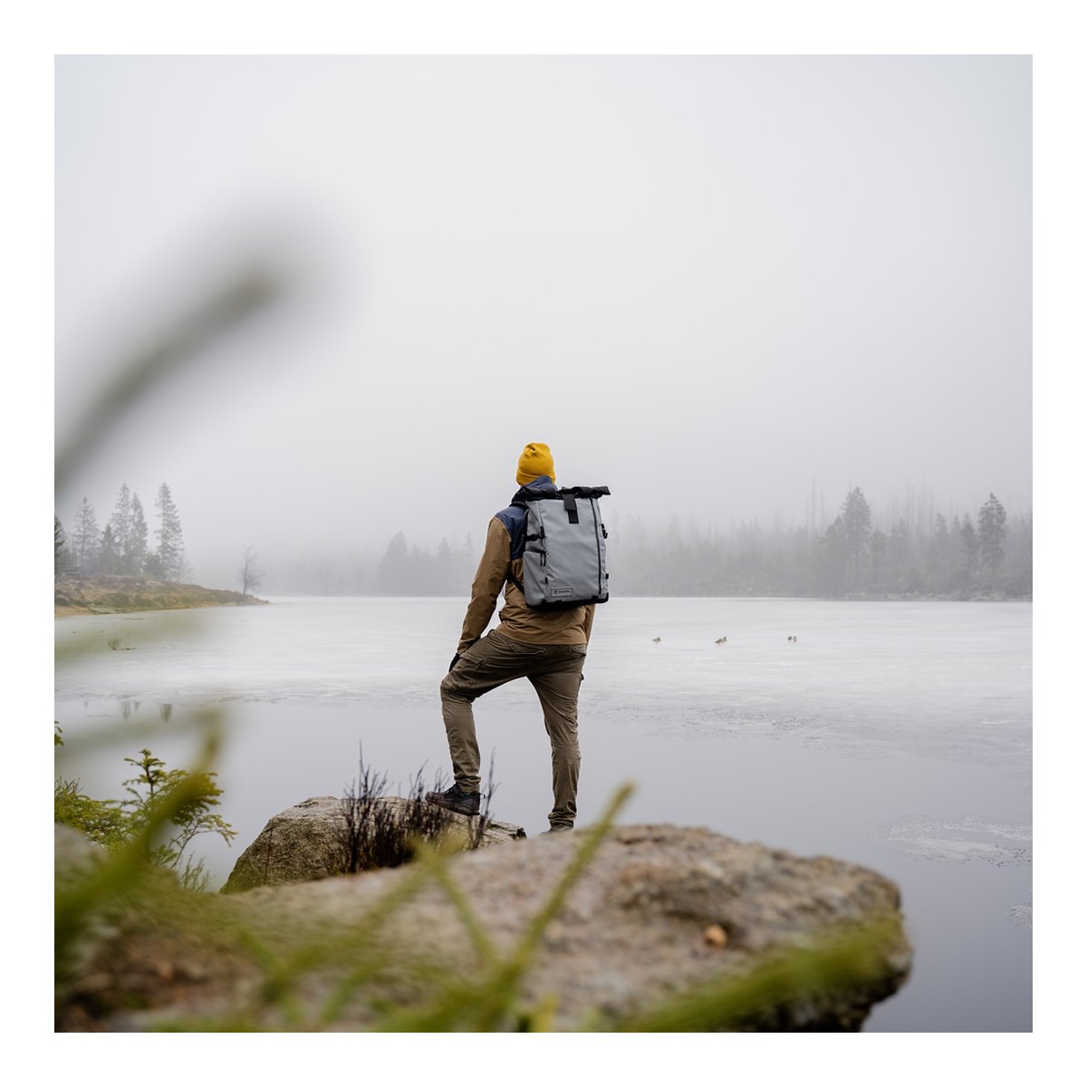 WANDRD PRVKE 41-Liter DisNet Grey Photo Bundel V3 - Anwendungsbeispiel des Rucksacks: Rückansicht am See WANDRD PRVKE 41-Liter DisNet Grey Photo Bundel V3 - Anwendungsbeispiel des Rucksacks: Rückansicht am See