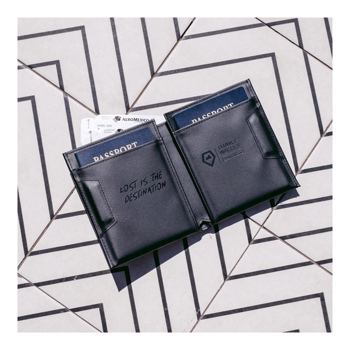 WANDRD Travel Wallet - Offene Ansicht der schwarzen Reisepasshülle, gefüllt mit Pässen und Boardingpass, zeigt Innentext & Logo. WANDRD Travel Wallet - Offene Ansicht der schwarzen Reisepasshülle, gefüllt mit Pässen und Boardingpass, zeigt Innentext & Logo.