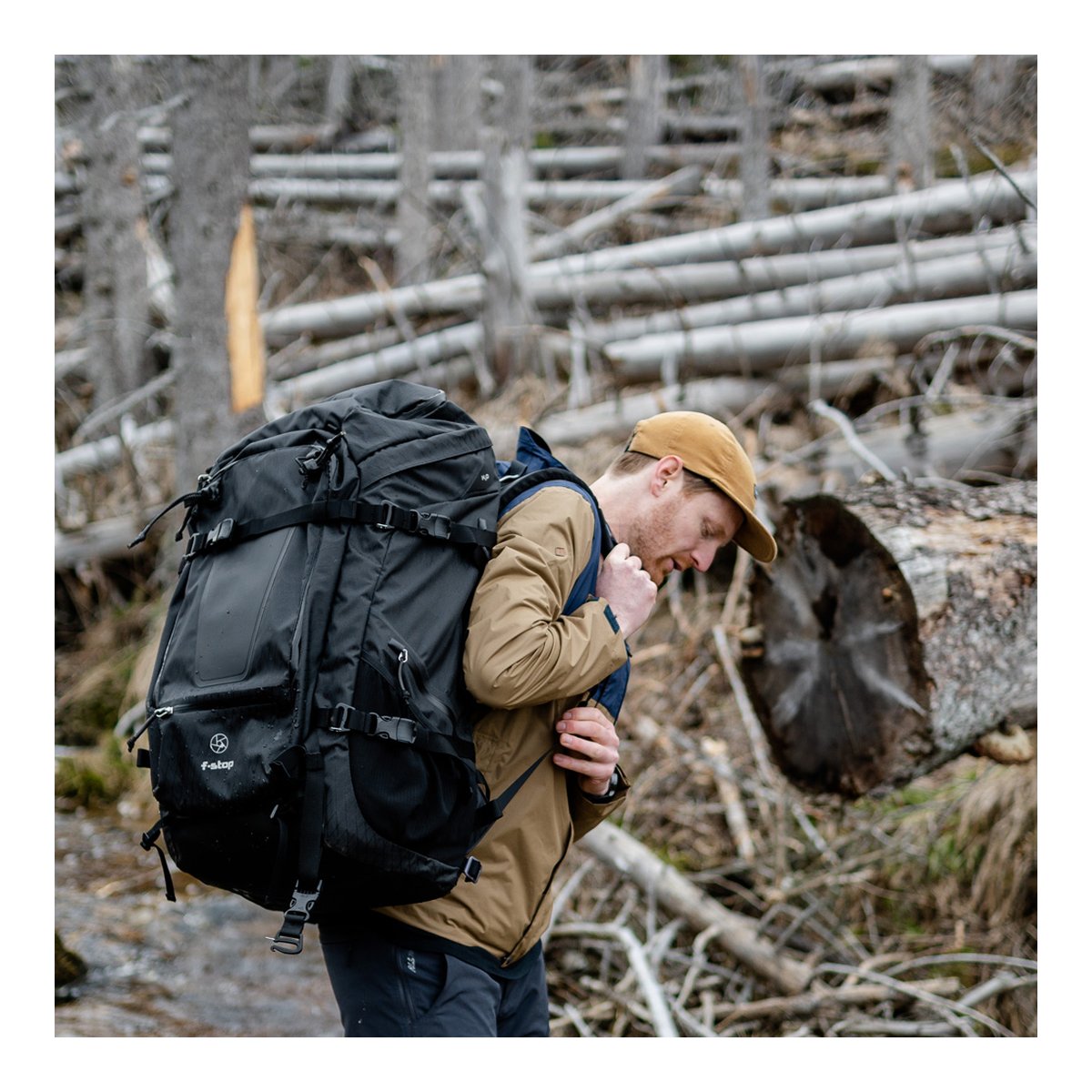 F-Stop DuraDiamond Shinn - Anthrazit - Anwendungsbeispiel: Seitenansicht des schwarzen Rucksacks am Wanderer im Wald. F-Stop DuraDiamond Shinn - Anthrazit - Anwendungsbeispiel: Seitenansicht des schwarzen Rucksacks am Wanderer im Wald.