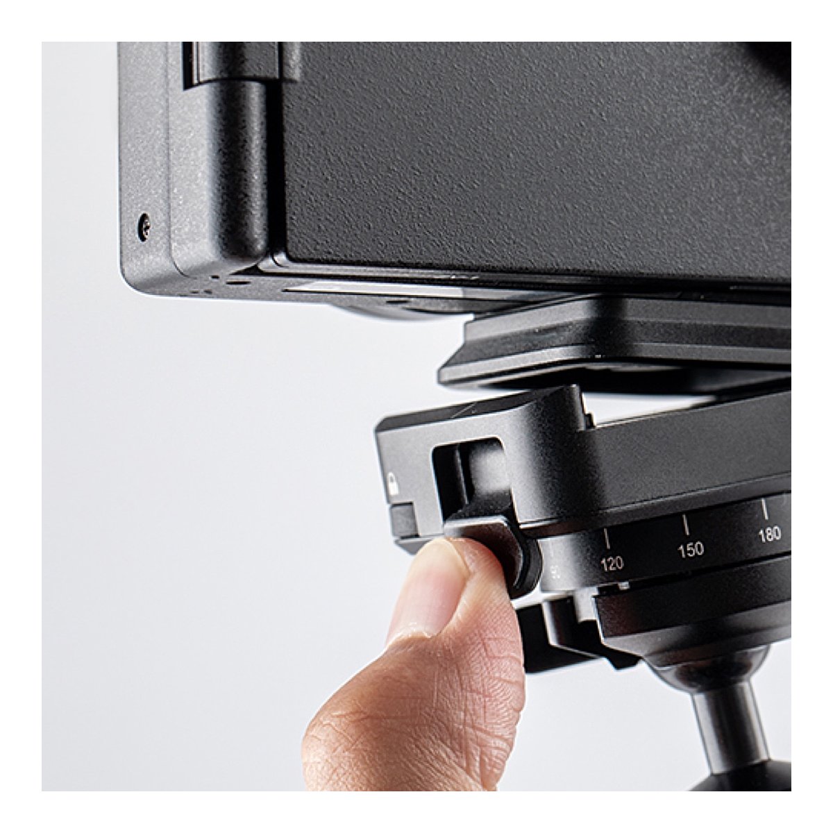 PGYTECH SNAPLOCK PLATE Arca-Swiss compatible - Anwendungsbeispiel: Hand bedient Einstellknopf am Kamerastativkopf.