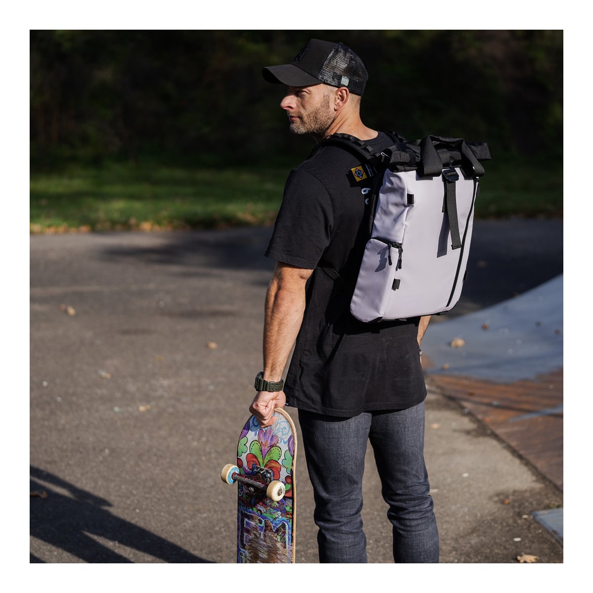 WANDRD PRVKE Lite 11-Liter Uyuni Purple - Anwendungsbeispiel: Grauer Rucksack auf dem Rücken eines Mannes mit Skateboard. WANDRD PRVKE Lite 11-Liter Uyuni Purple - Anwendungsbeispiel: Grauer Rucksack auf dem Rücken eines Mannes mit Skateboard.
