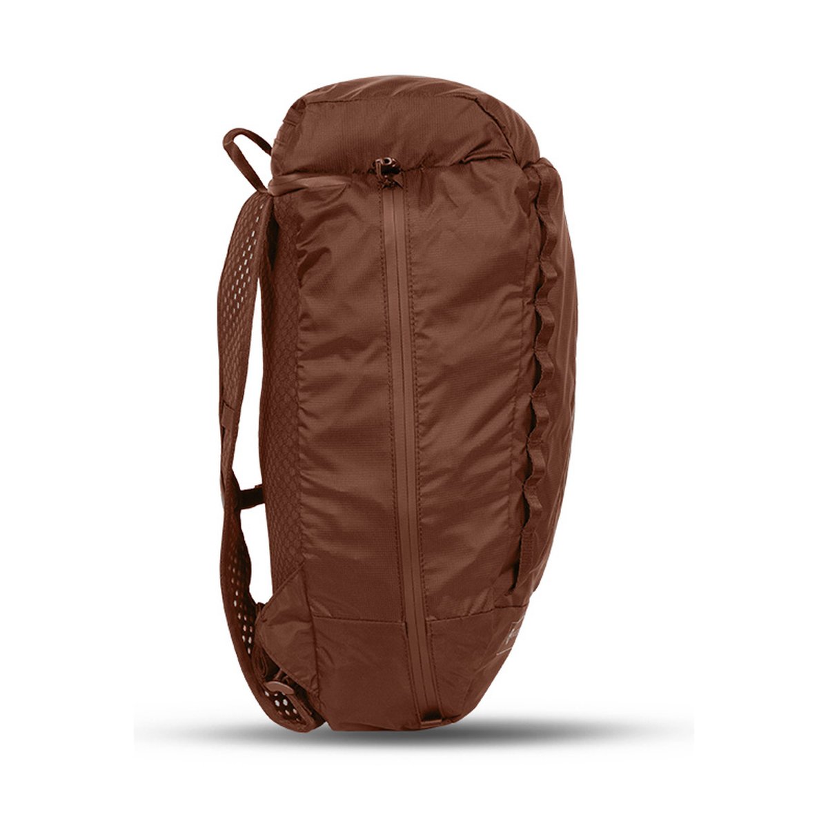 WANDRD VEER 18 - RUST - Seitenansicht eines braunen Rucksacks mit vertikalem Reißverschluss und perforiertem Schultergurt
