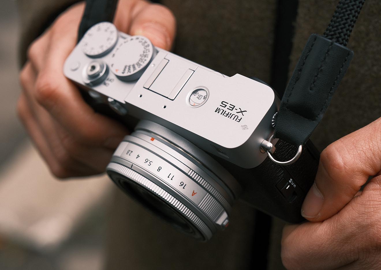 Fujifilm X-E5 – Oberseite in Silber mit XF23mm Pancake Nahaufnahme der Oberseite der Fujifilm X-E5 in Silber mit montiertem XF23mm f/2.8 R WR – klassisches Design, moderne Technik
