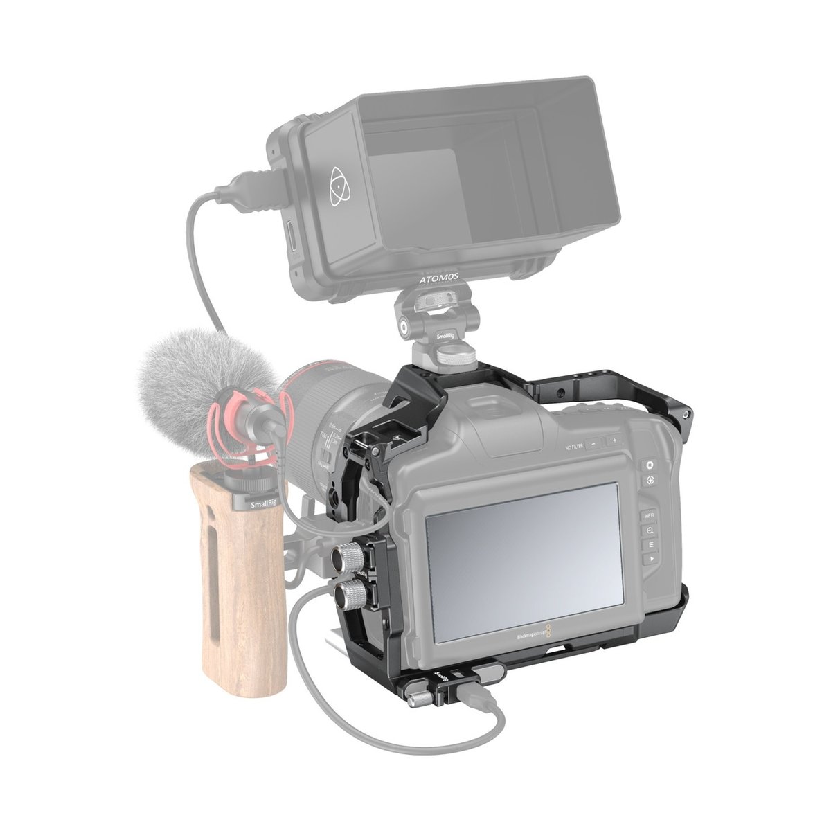SmallRig 3298 Standard Accessory Kit für BMPCC 6K PRO - Rückansicht des SmallRig Kamerakäfigs mit montiertem Monitor, Mikrofon und Holzgriff.
