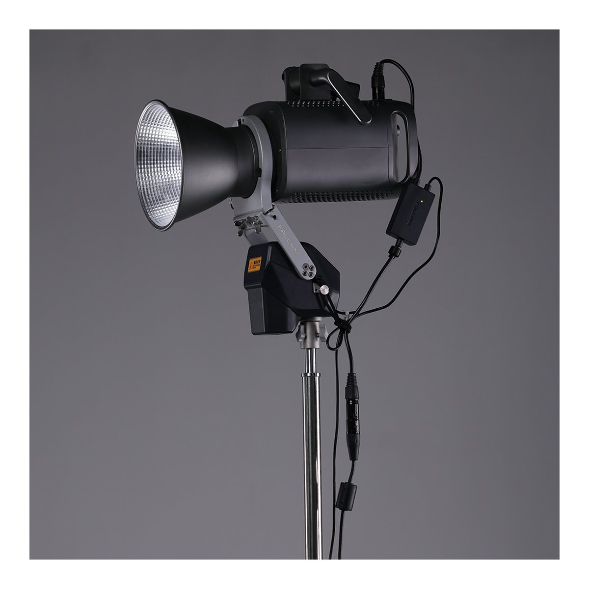Falcam Move LightGo CANNON 600 Power Adapter Module MV0A4A07 - Frontansicht des Studio-LED-Lichts auf Stativ