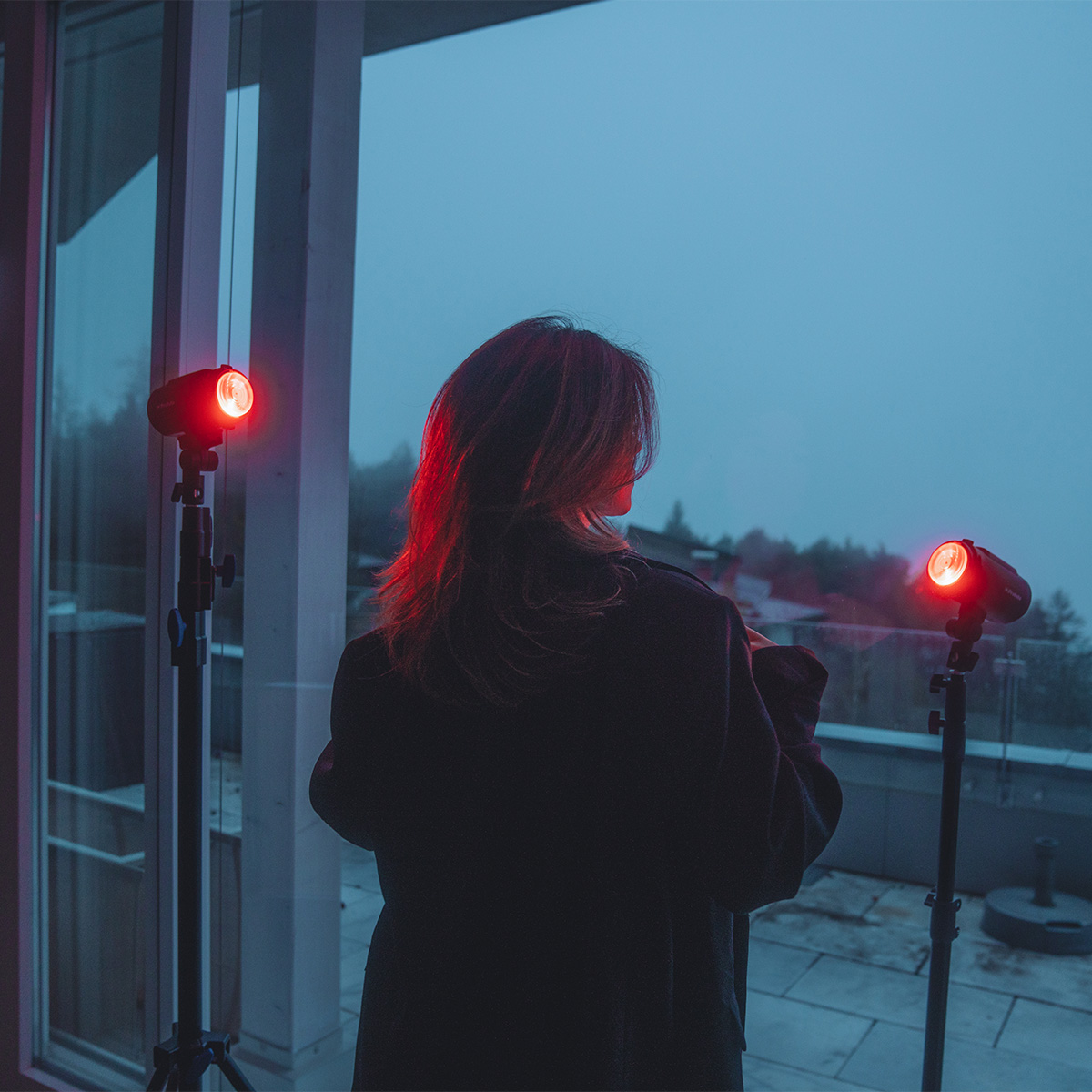 Frau von hinten in rötlichem Licht fotografiert