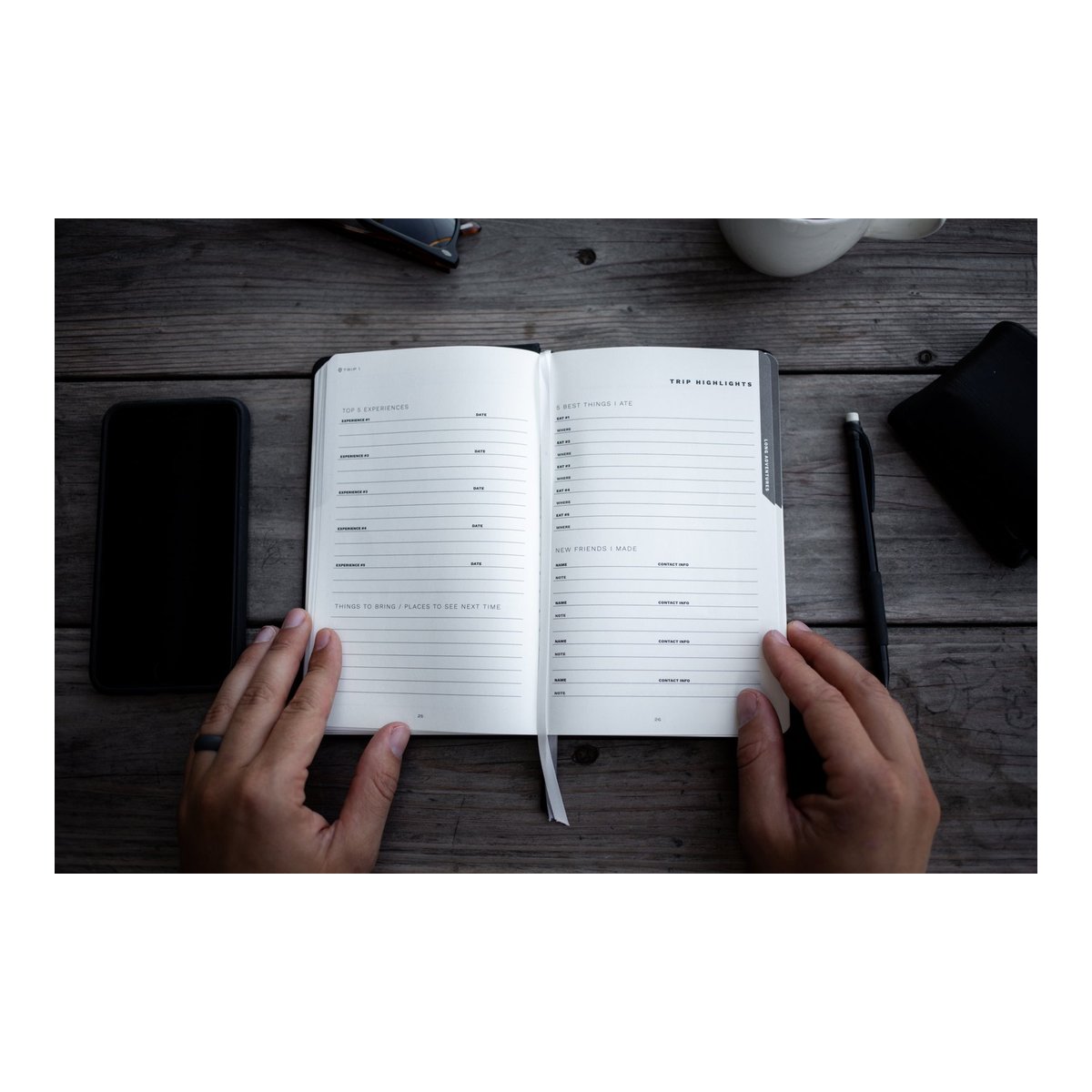 WANDRD THE TRAVEL JOURNAL Yellow - Anwendungsbeispiel: Person hält Notizbuch geöffnet, Seite 'Trip Highlights' ist sichtbar. WANDRD THE TRAVEL JOURNAL Yellow - Anwendungsbeispiel: Person hält Notizbuch geöffnet, Seite 'Trip Highlights' ist sichtbar.