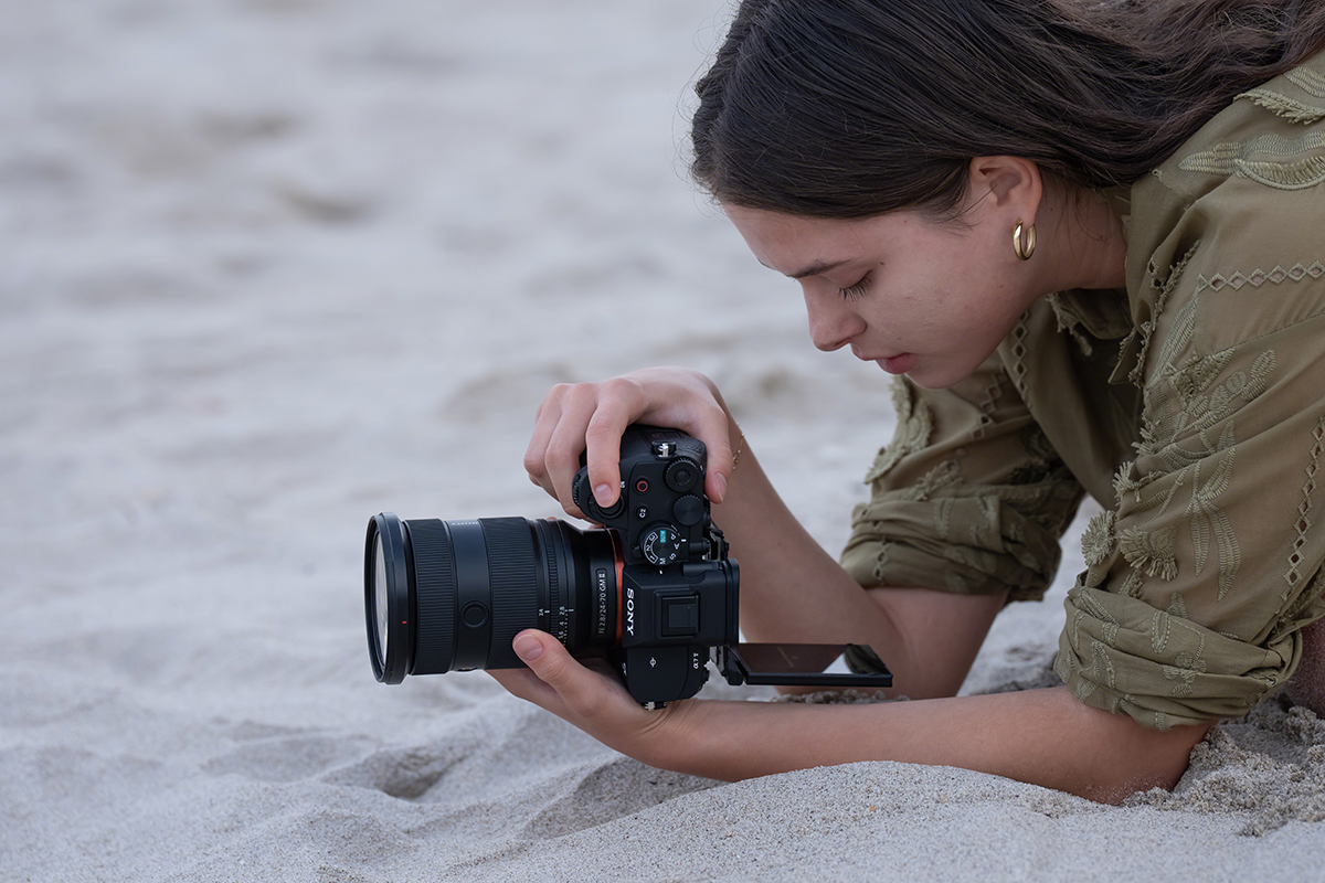 Sony Alpha 7V Lifestyle Foto Frau im Sand