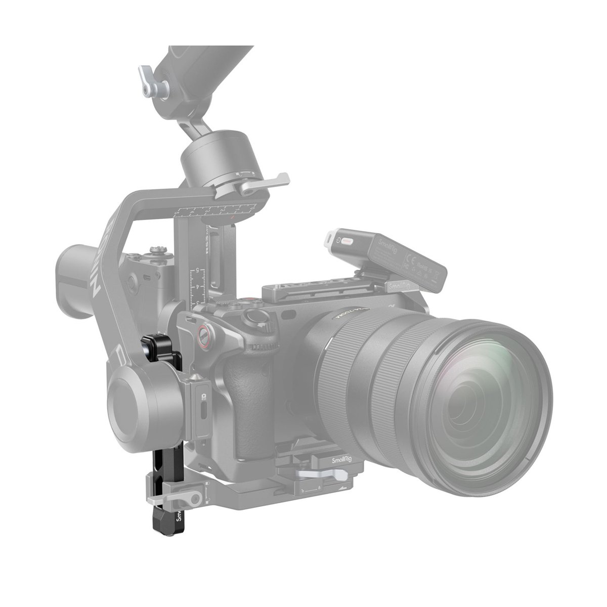 SmallRig 4196 Verlängerter vertikaler Arm für DJI RS 3 Mini - Detailansicht: Kamera auf Gimbal mit montierter SmallRig Halterung und Zubehör