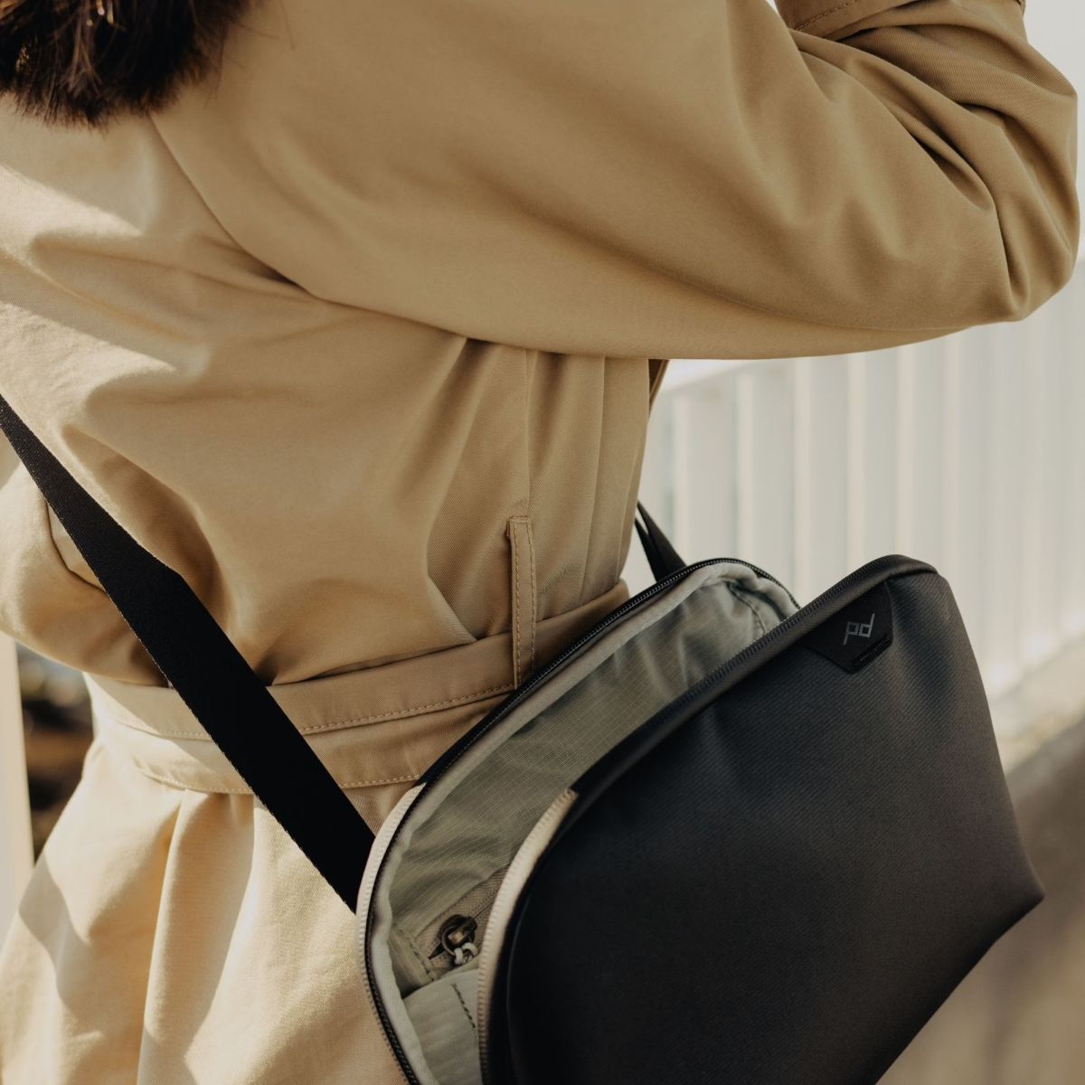 Peak Design Travel Crossbody 3L Schwarz Anwendungsbeispiel Geöffnet