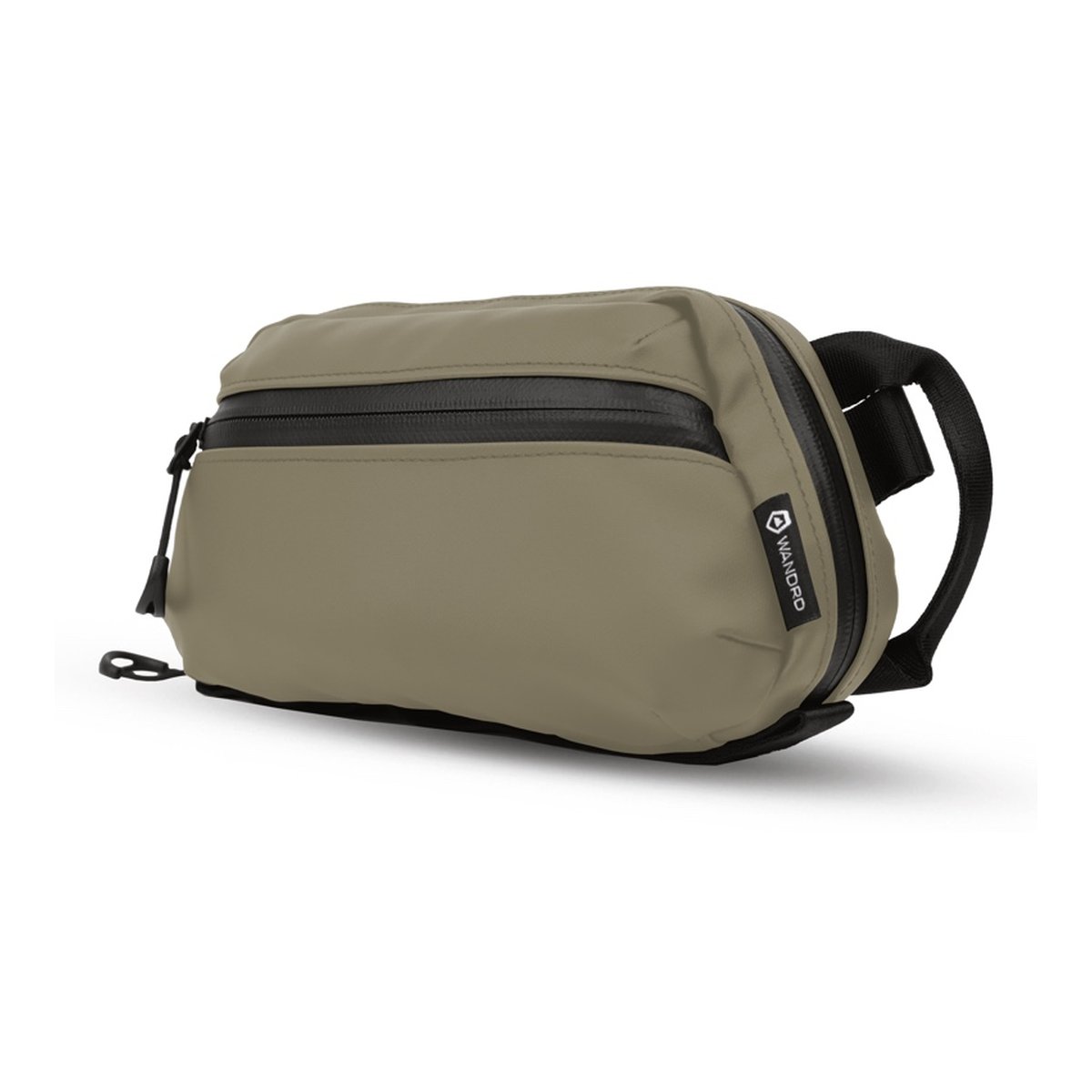 WANDRD Tech Bag Medium Yuma Tan - Schrägansicht der khaki-farbenen WANDRD Sling Bag