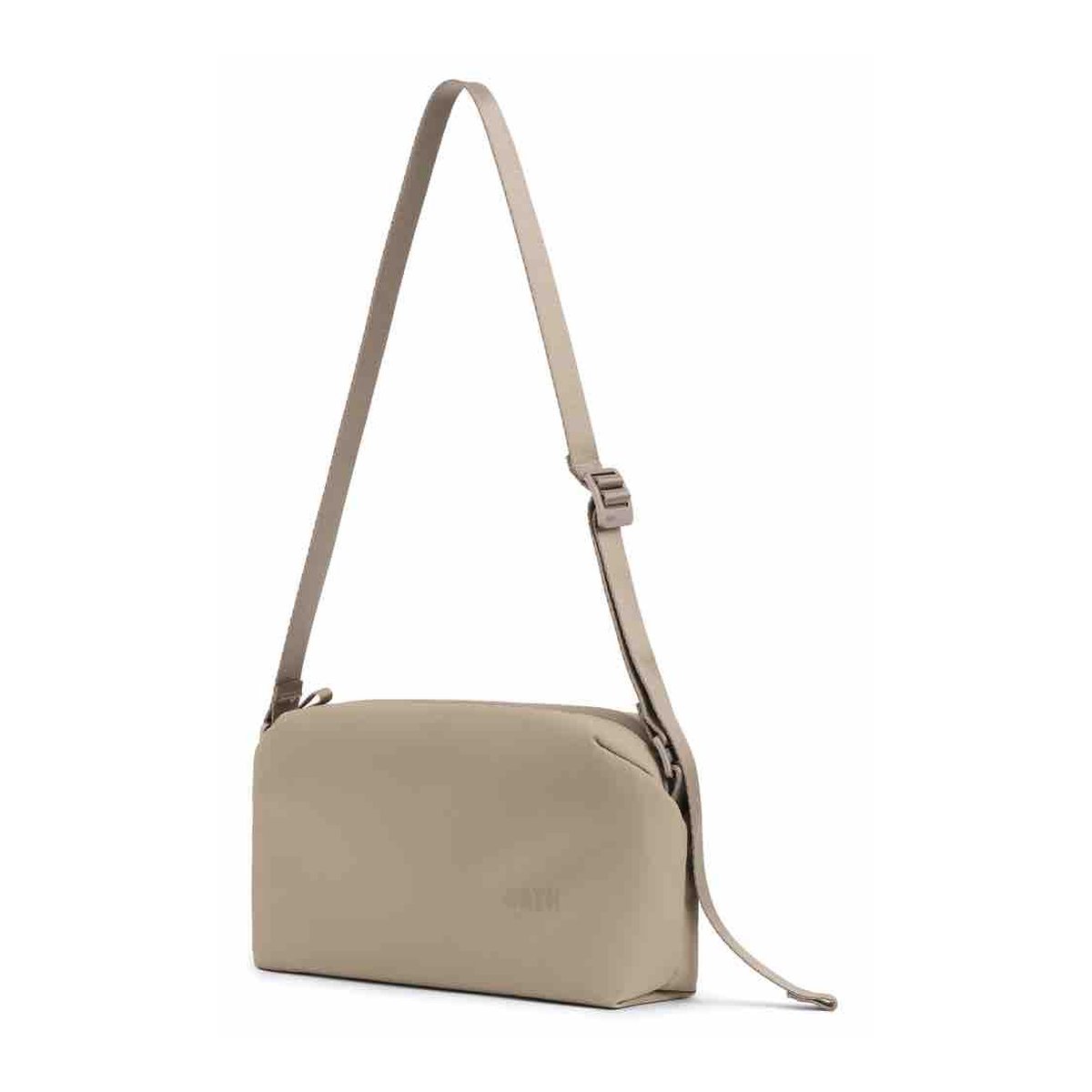 Urth Dolomite Camera Sling (Beige) - Schräge Ansicht der beigen Umhängetasche mit Trageriemen.