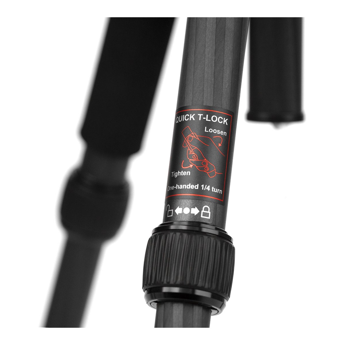 Caruba Travelstar 143 Carbon-Stativ - Detailansicht Stativbein: Quick T-Lock Mechanismus mit Anweisungen zum Festziehen und Lösen. Caruba Travelstar 143 Carbon-Stativ - Detailansicht Stativbein: Quick T-Lock Mechanismus mit Anweisungen zum Festziehen und Lösen.