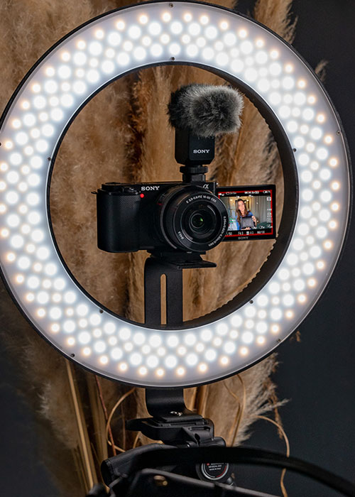 Sony ZV-E10 im Vlogging Setup mit Ringlicht und Display