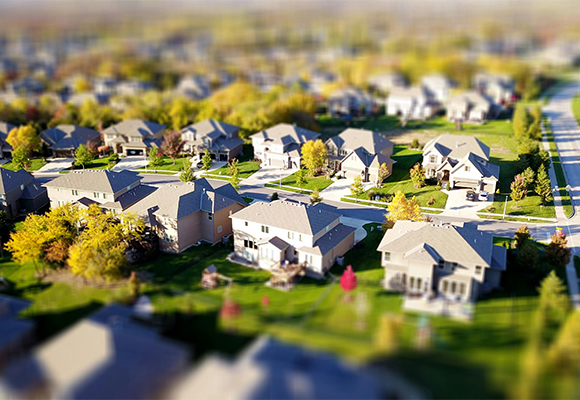 Tilt-Shift-Fotografie – Miniatur-Effekt durch selektive Schärfe Luftaufnahme einer Wohnsiedlung mit Tilt-Shift-Effekt, der die Szene wie ein Miniaturmodell wirken lässt. Durch selektive Schärfe entsteht eine beeindruckende Tiefenwirkung.
