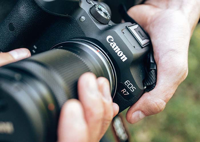 Canon EOS R7 APS-C Systemkamera in der Hand – ideal für Wildlife und Actionfotografie
