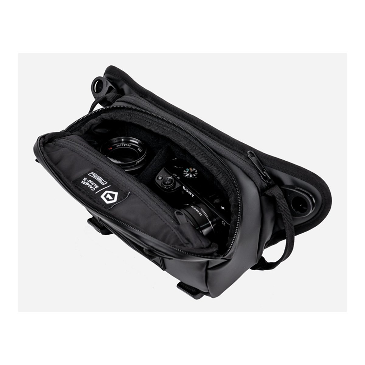 WANDRD ROGUE Sling 3L Black - Innenansicht der Kameratasche mit Sony Kamera und Objektiven