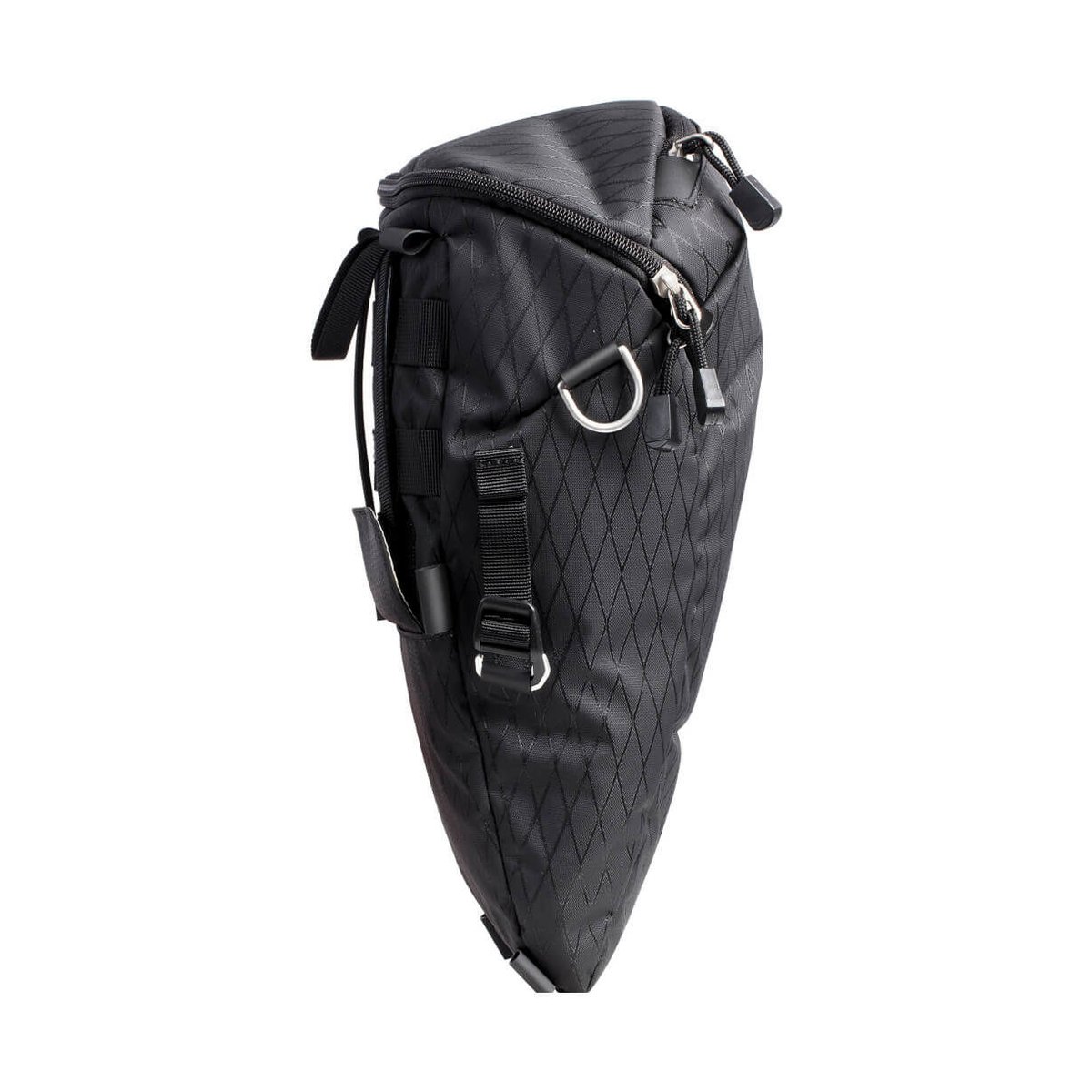 F-Stop Navin Anthrazit (geschweisst) - DETAILANSICHT: Schwarze Tasche mit Reißverschluss, D-Ring und Rautenmuster-Struktur. F-Stop Navin Anthrazit (geschweisst) - DETAILANSICHT: Schwarze Tasche mit Reißverschluss, D-Ring und Rautenmuster-Struktur.