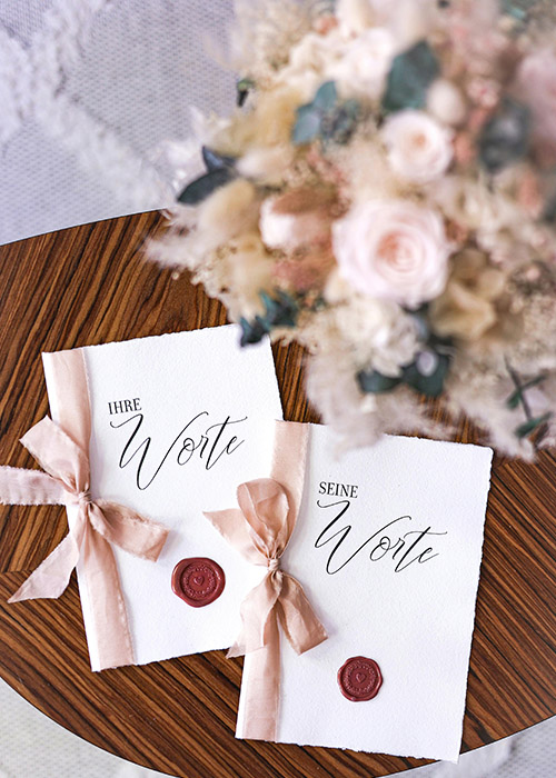 Detailaufnahme von Hochzeitsgelübden und Blumenstrauß – Hochzeitsfotografie mit einer Canon EOS R5 Mark II