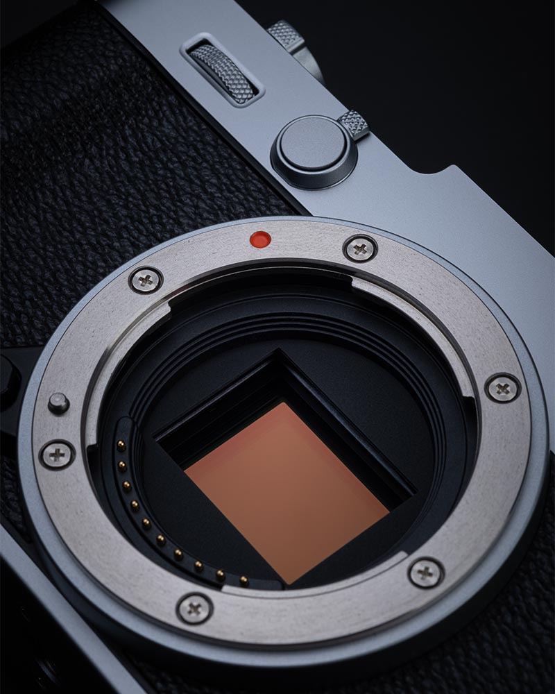 Nahaufnahme des 40,2 MP APS-C Sensors der Fujifilm X-E5 mit offenem Bajonett