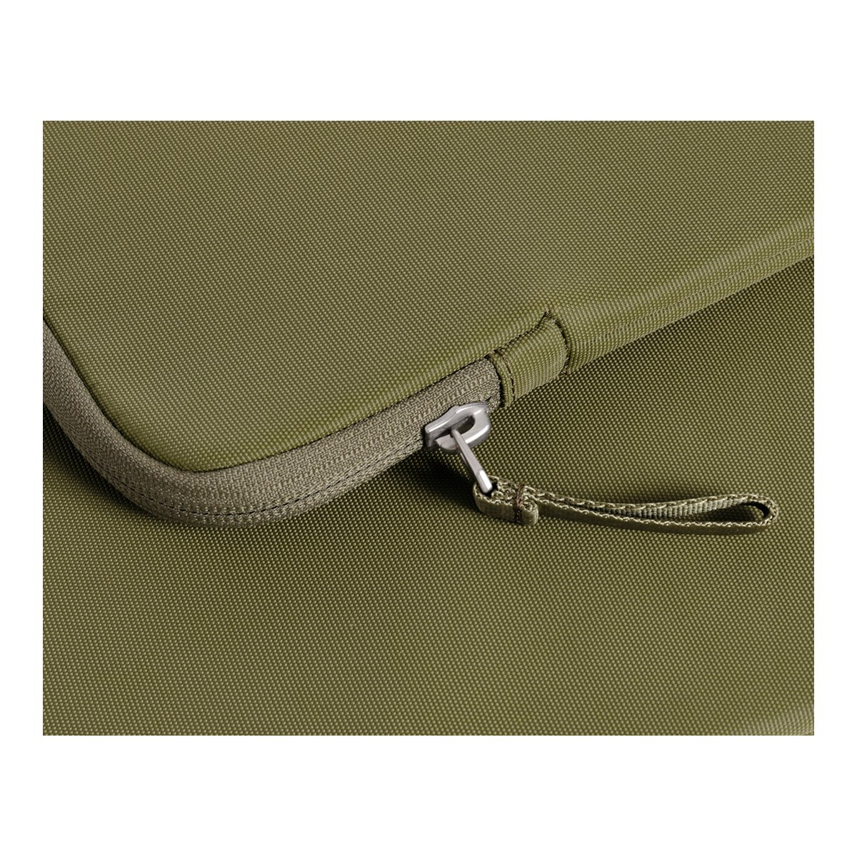 Urth Naos 13/14" Laptoptasche (Grün) - Detailansicht Reißverschluss und Stoffstruktur in Grün