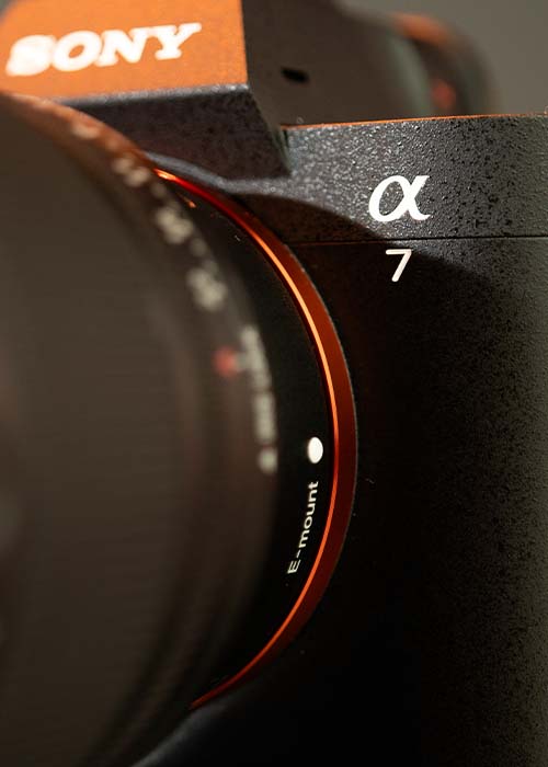 Detailaufnahme der Sony Alpha 7V mit Fokus auf E-Mount und Bajonett