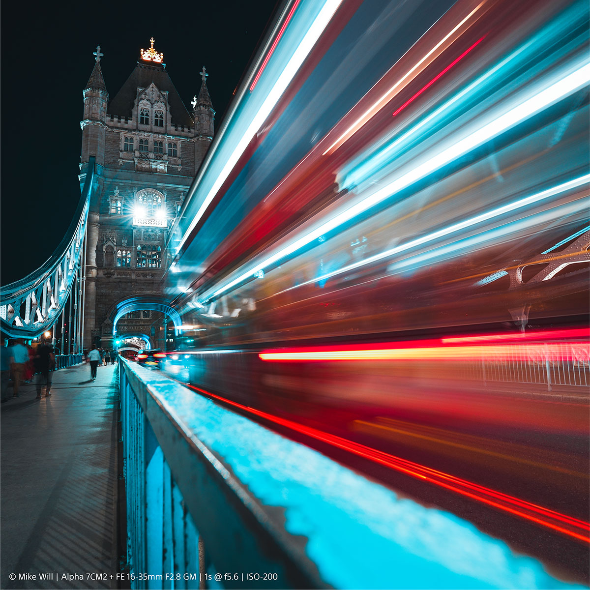 Sony Alpha 7C II Silber Gehäuse Echtzeit-Autofokus Brücke in der Nacht mit langer Verschlusszeit der Sony Alpha 7C II fotografiert, sodass ein spannender Lichteffekt entsteht