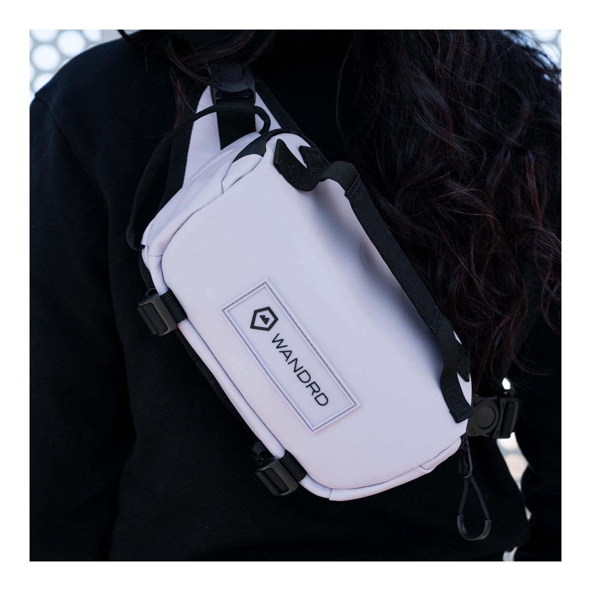 WANDRD ROGUE Sling 3L Uyuni Purple - Anwendungsbeispiel: Person trägt lila WANDRD Sling Bag quer über der Brust. WANDRD ROGUE Sling 3L Uyuni Purple - Anwendungsbeispiel: Person trägt lila WANDRD Sling Bag quer über der Brust.