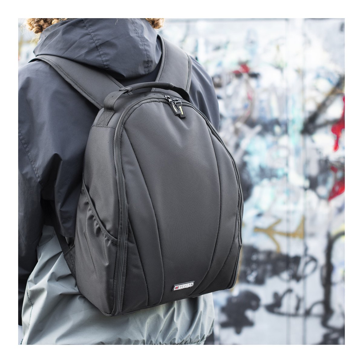 Caruba Skydex 100 - Rückenansicht des schwarzen Rucksacks am Modell