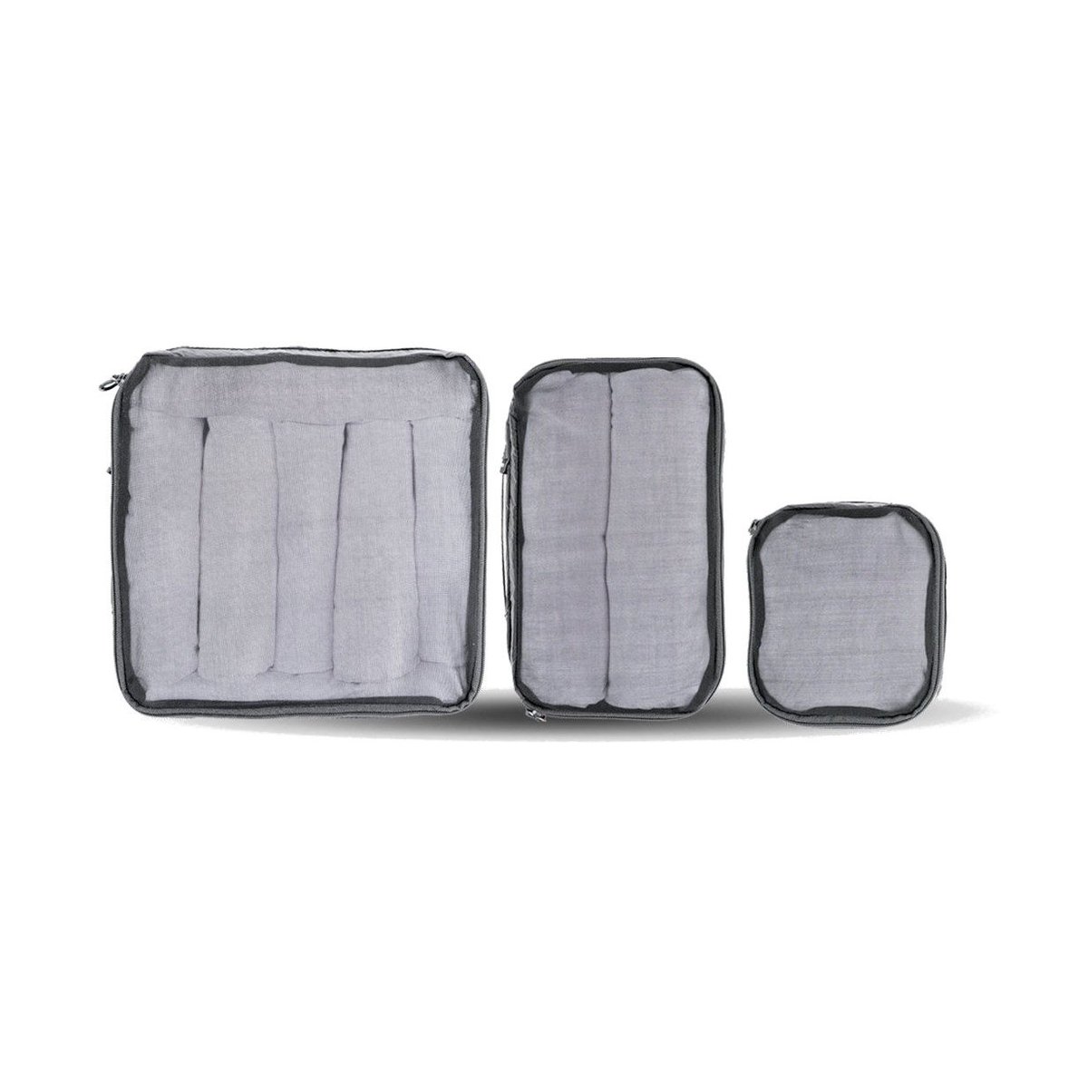 WANDRD Packing Cube Bundel (S,M,L) - Anwendungsbeispiel: Set aus 3 grauen Packwürfeln in verschiedenen Größen, gefüllt.