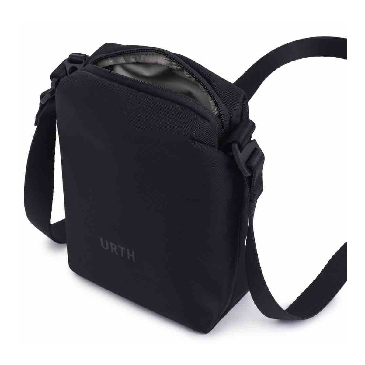 Urth Andesite Camera Pouch (Black) - Schwarze Urth-Umhängetasche im 3/4-Blick mit offenem Reißverschluss und sichtbarem Innenfutter. Urth Andesite Camera Pouch (Black) - Schwarze Urth-Umhängetasche im 3/4-Blick mit offenem Reißverschluss und sichtbarem Innenfutter.
